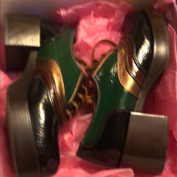 Women's Green and Brown Oxford Shoes with different box - Picture 5 of 7